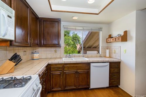 20056 Avenue Of The Oaks, Santa Clarita CA  91321-1361 exterior