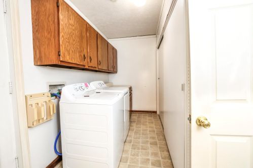 204 Green Tree Ln, Bellefontaine OH  43311-2734 exterior