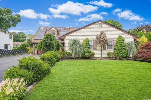 131 Lakeway Dr, Babylon, NY 11704-2004