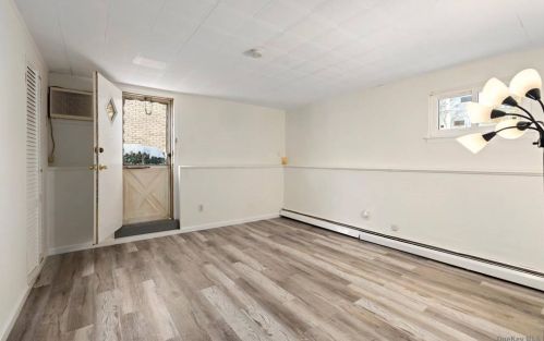 10 Pollok Pl, Hicksville NY 11801-2220 exterior