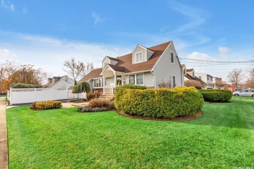 1806 Grant Ave, Seaford, NY 11783-2317
