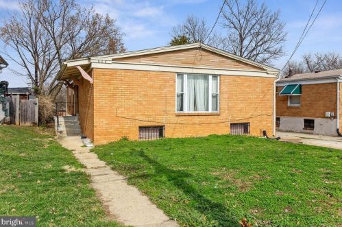 928 Hilltop Ter, Washington, DC 20019-5007
