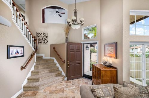 1967 Casablanca Ct, Vista, CA 92081-5042