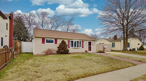 21 Plainedge Dr, Bethpage, NY 11714-6320