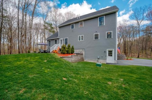 47 Floyd Rd, Derry NH  03038-4712 exterior