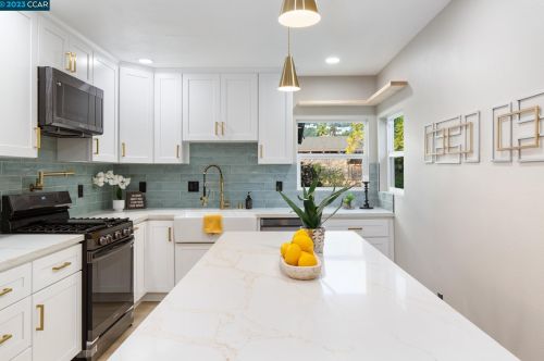 4216 Knoll Ave, Oakland CA  94619-3025 exterior