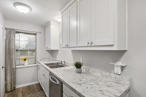 806 Gallant Fox Dr, Dallas TX  75211-6928 exterior