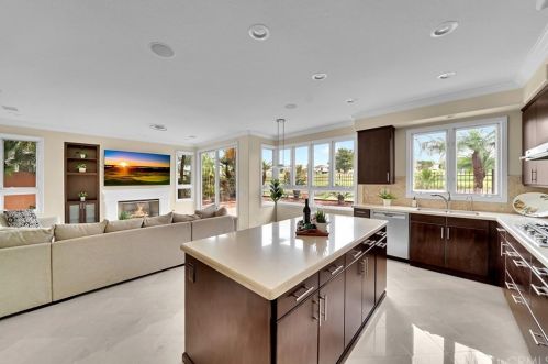 6471 Morningside Dr, Huntington Beach CA  92648-6106 exterior