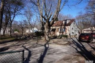 21 Ashton Rd, Gordon Heights, NY 11763-1001