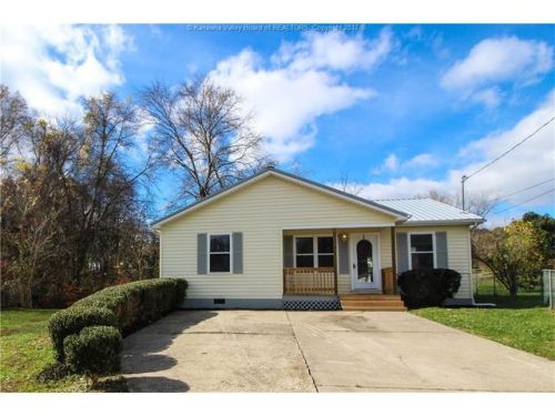 105 Millard St, Hurricane, WV 25526-1073