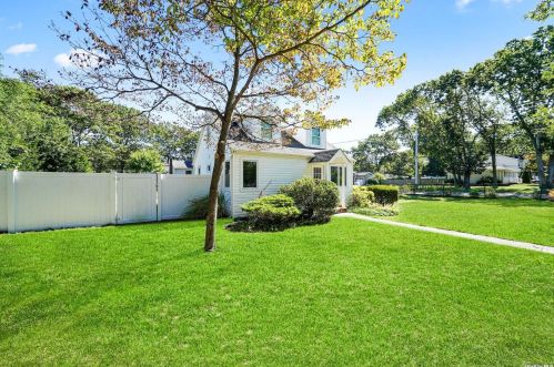 93 Coates Ave, Holbrook NY  11741-1220 exterior