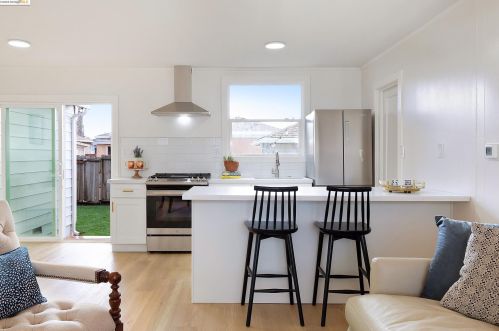 140 Isleton Ave, Oakland, CA 94603-2036