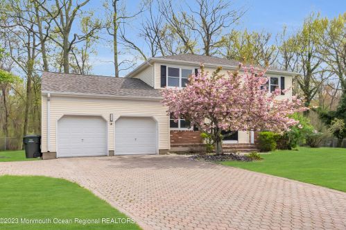 21 Kenneth Dr, Tinton Falls NJ  07712-2824 exterior