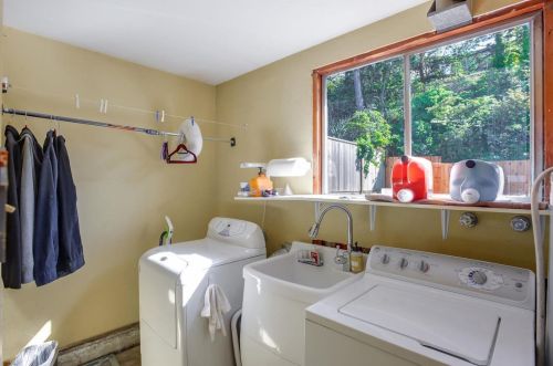 271 Goodwin Dr, San Bruno CA  94066-1660 exterior