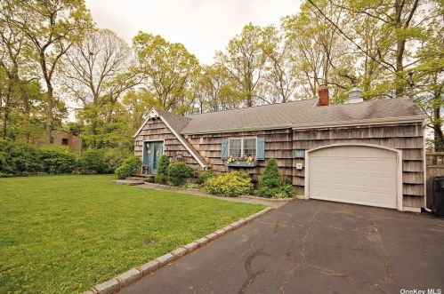 66 Ridgeway Blvd, Bayshore, NY 11706-6332