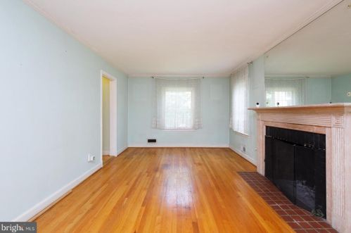 3301 Chestnut St, Washington DC 20015-1413 exterior