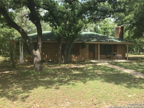 125 Kothmann Rd, Lavernia, TX 78121-5208