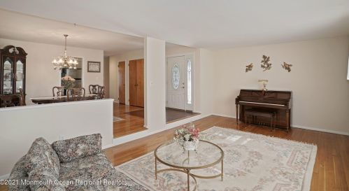 412 Valley Way, Bricktown NJ  08723-4914 exterior