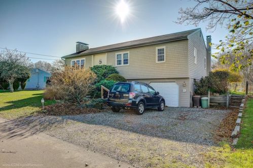 80 Hollywood Ave, South Kingstown, RI 02882-4427