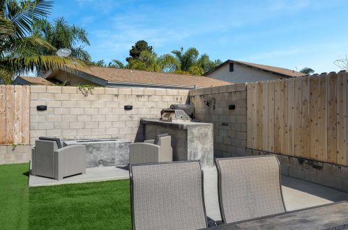 6342 Farley Dr, San Diego CA  92122-3025 exterior