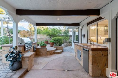 27041 Esward Dr, Calabasas CA  91301-2322 exterior