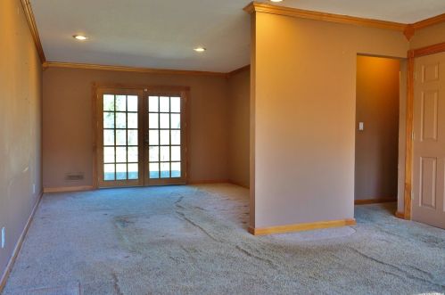 185 Cedar Dr, Bayshore, NY 11706-2445