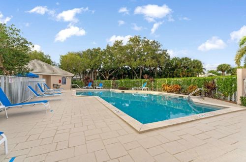 22 Governors Ct, West Palm Beach FL  33418-7159 exterior