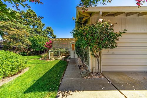 517 Oak Vista Ln, Santa Rosa, CA 95409-6386