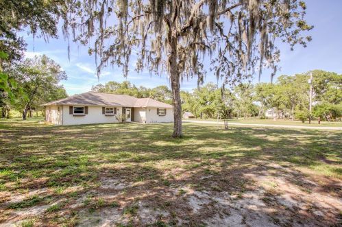 10061 Deer Ln, New Port Richey, FL 34654-1405