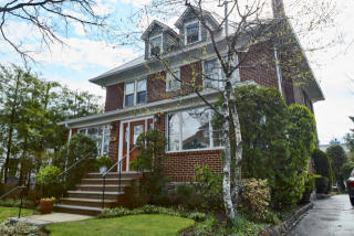 3 Gerlach Pl, Larchmont, NY 10538-2721