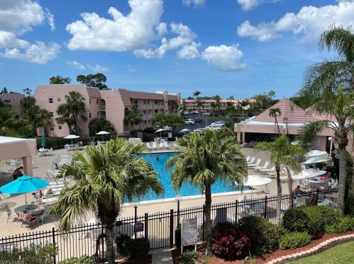 100 Forest Lakes Blvd, Naples FL  34105-2300 exterior