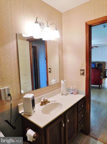 243 Lincoln Dr, Hanover PA 17331-4946 exterior