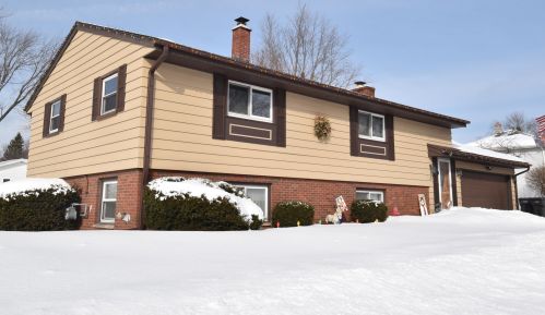 1702 Sycamore Dr, Waukesha, WI 53189-7245