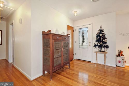 83 Hughes St, Hamilton, VA 20158-9536