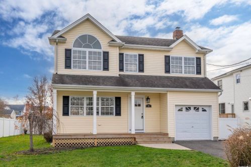 69 Kissimee Rd, North Lindenhurst, NY 11757-6816