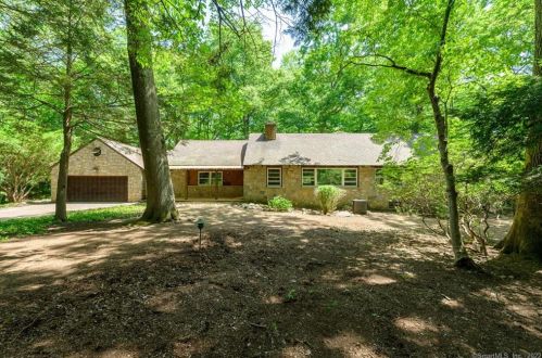 49 Tobys Ln, New Canaan, CT 06840-3437