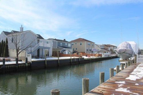 14 Hayes Rd, Amityville, NY 11701-4028