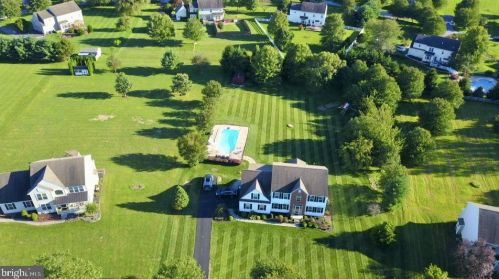 12 Bittersweet Dr, Cochranville PA  19330-1406 exterior