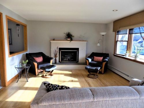 282 Hayden Sta Rd, Windsor CT 06095-1407 exterior