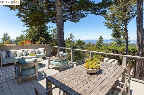 6361 Ascot Dr, Oakland CA 94611-1710 exterior