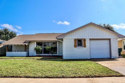 7105 Poplar Dr, Galveston, TX 77551-1713