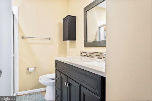 2314 Horseferry Ct, Herndon VA  20191-2718 exterior