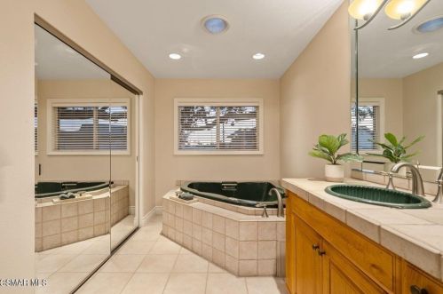 2005 Hull Ct, Simi Valley CA 93063-3701 exterior