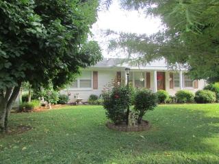 705 6th St, Lawrenceburg, TN 38464-2913