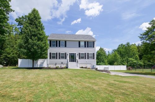 39 Waterford Dr, Sandown, NH 03873-2078