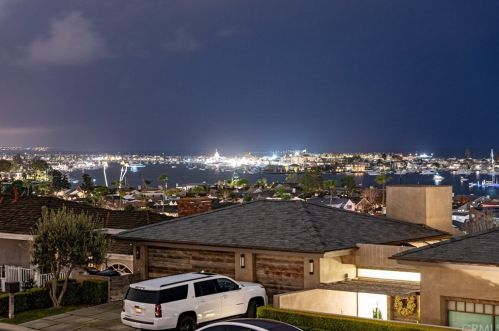920 Kings Rd, Newport Beach CA  92663-5718 exterior