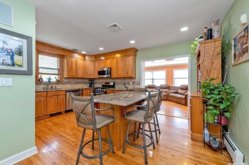 8 Acorn Rd, East Rockaway NY  11518-2103 exterior