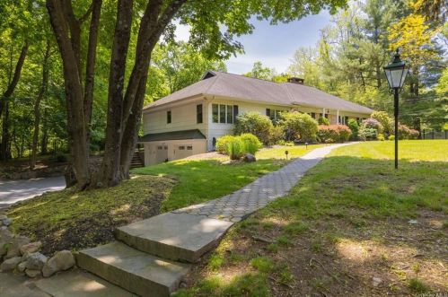 7 East Pl, Airmont, NY 10901-3805
