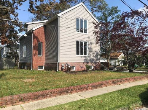 146 Pine St, North Lindenhurst, NY 11757-4747
