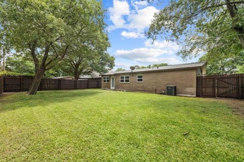 806 Greenhaven Dr, Richardson TX  75080-3025 exterior